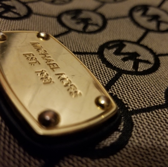 SOLD..MICHAEL KORS Signature Shoulder Purse - Picture 5 of 5